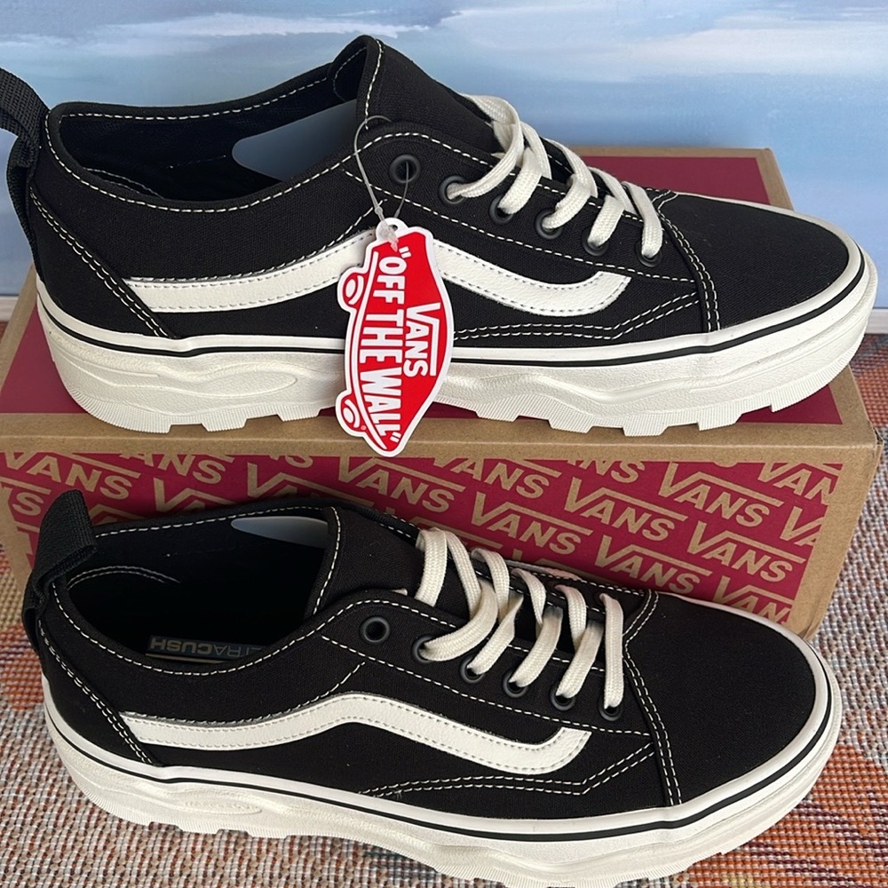 Vans Men’s Sentry Old Skool (Canvas) Black/Marshmallow
VN0A5KR3VQE
Sneakers - Picture 4 of 16